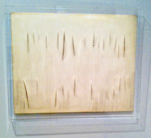 Lucio Fontana, Schnitte in der Leinwand, weiß, monochrome Malerei, Farben-Liebe